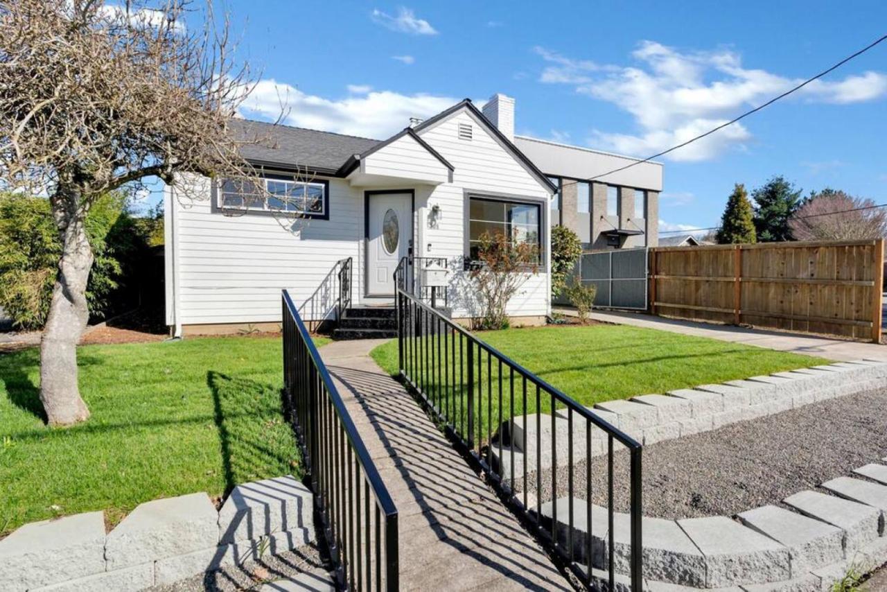 Picture Perfect Bungalow In The Heart Of Dt Vancouver Exterior photo
