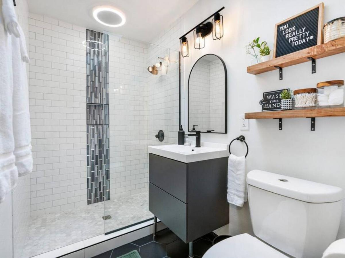 Picture Perfect Bungalow In The Heart Of Dt Vancouver Exterior photo